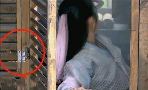 Lỗi khó tin trong phim cổ trang: Xác chết nằm chơi điện thoại, ô tô chạy trên đường